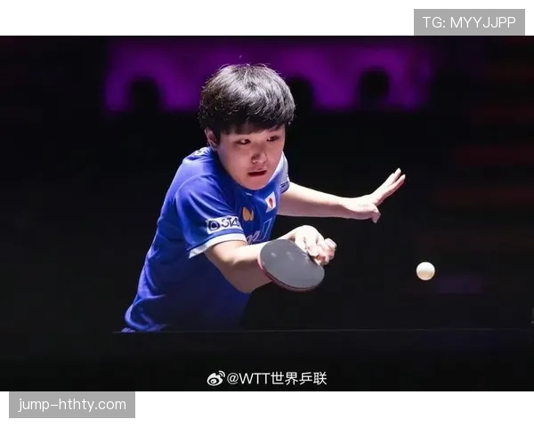 张本智和这娃赛场上跟家里完全两个人，一手拿球另一只手拿手机？